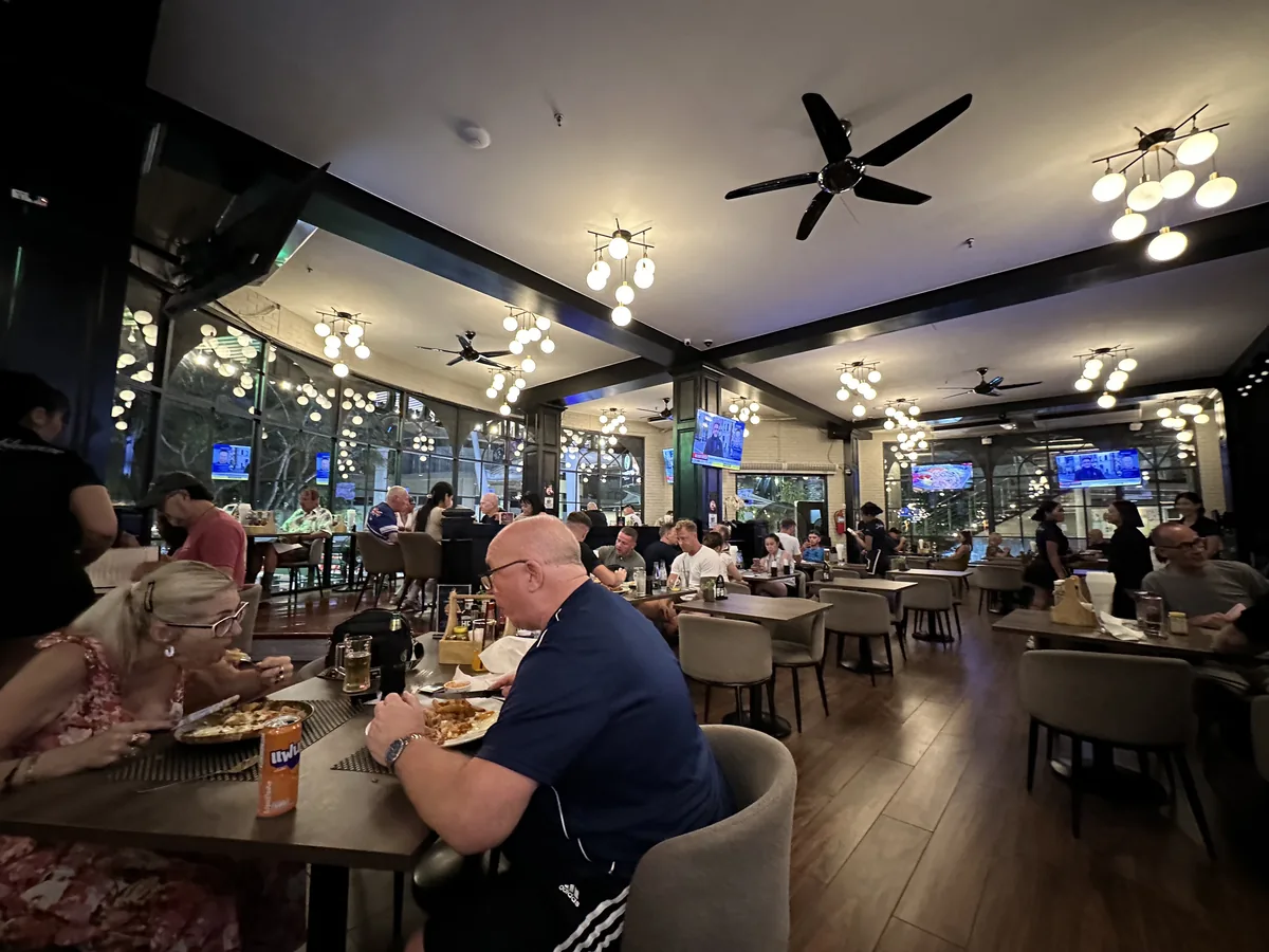 Robin Hood Bar в Паттайе — фото 12